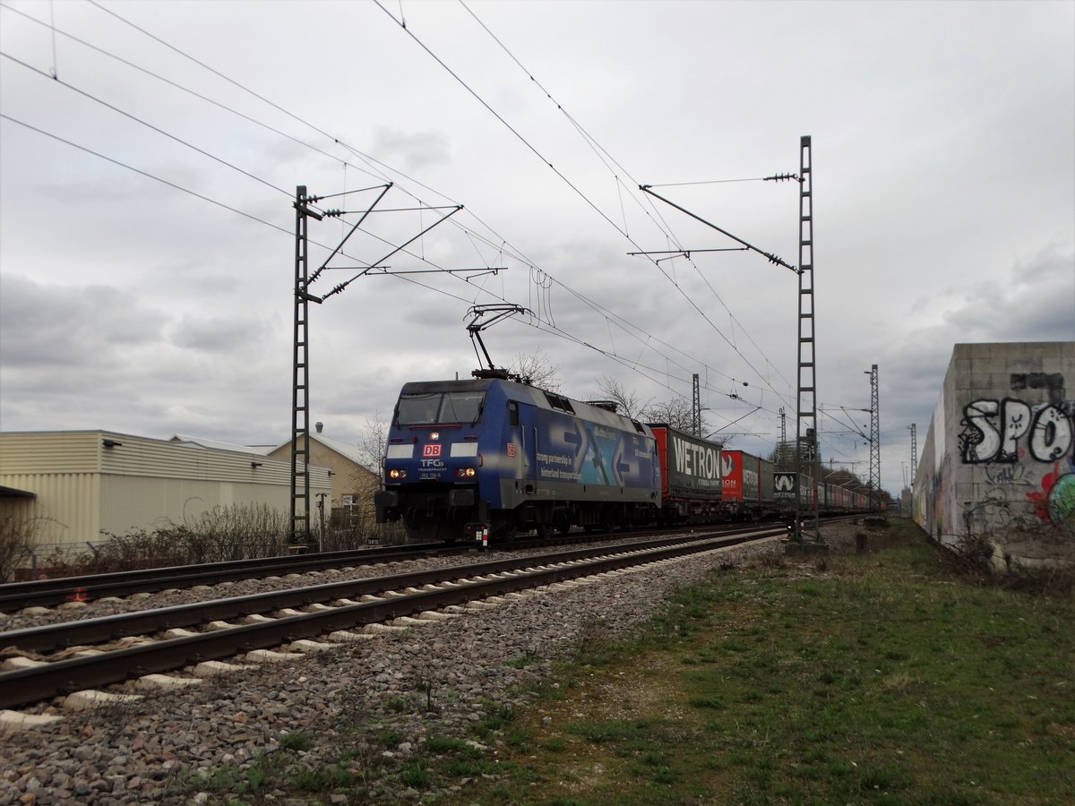 DB Cargo Albatros 152 136-8 mit KLV am 21.03.17 in Freiburg (Breisgau) über einen Zaun fotografiert von einen Gehweg aus