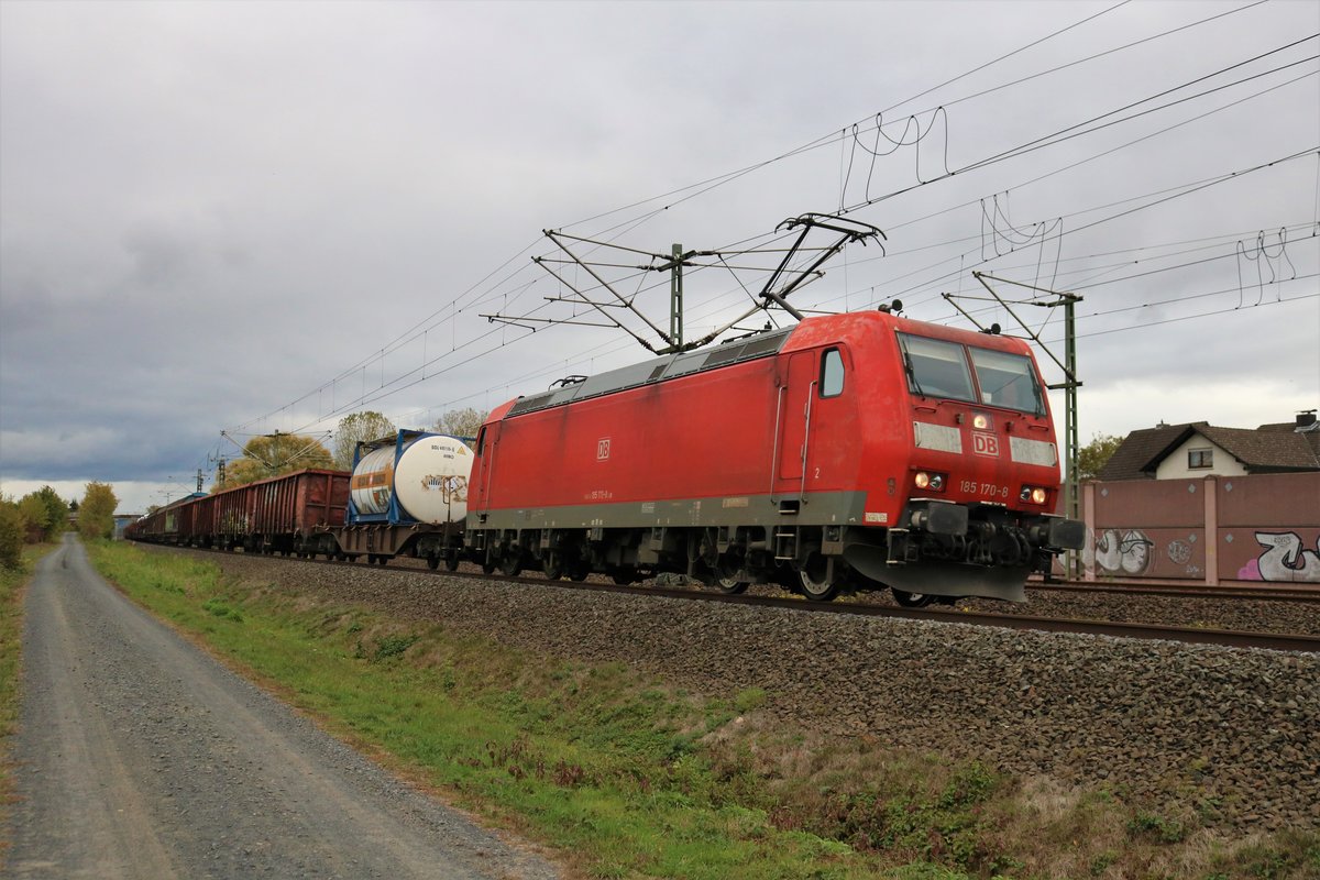DB Cargo Bombardier Traxx 185 170-8 mit gemischten Güterzug am 24.10.18 bei Rodenbach Main Kinzig Kreis