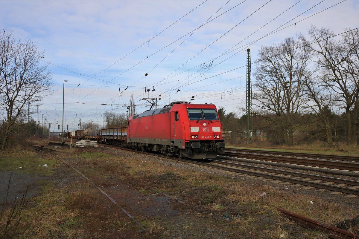 DB Cargo Bombardier Traxx 185 348-0 mit gemischten Güterzug in Mainz Bischofsheim am 15.02.20