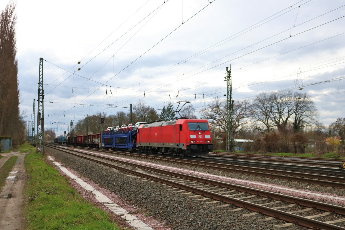 DB Cargo Bombardier Traxx 185 370-4 mit gemischten Güterzug in Darmstadt Kranichstein am 08.03.20