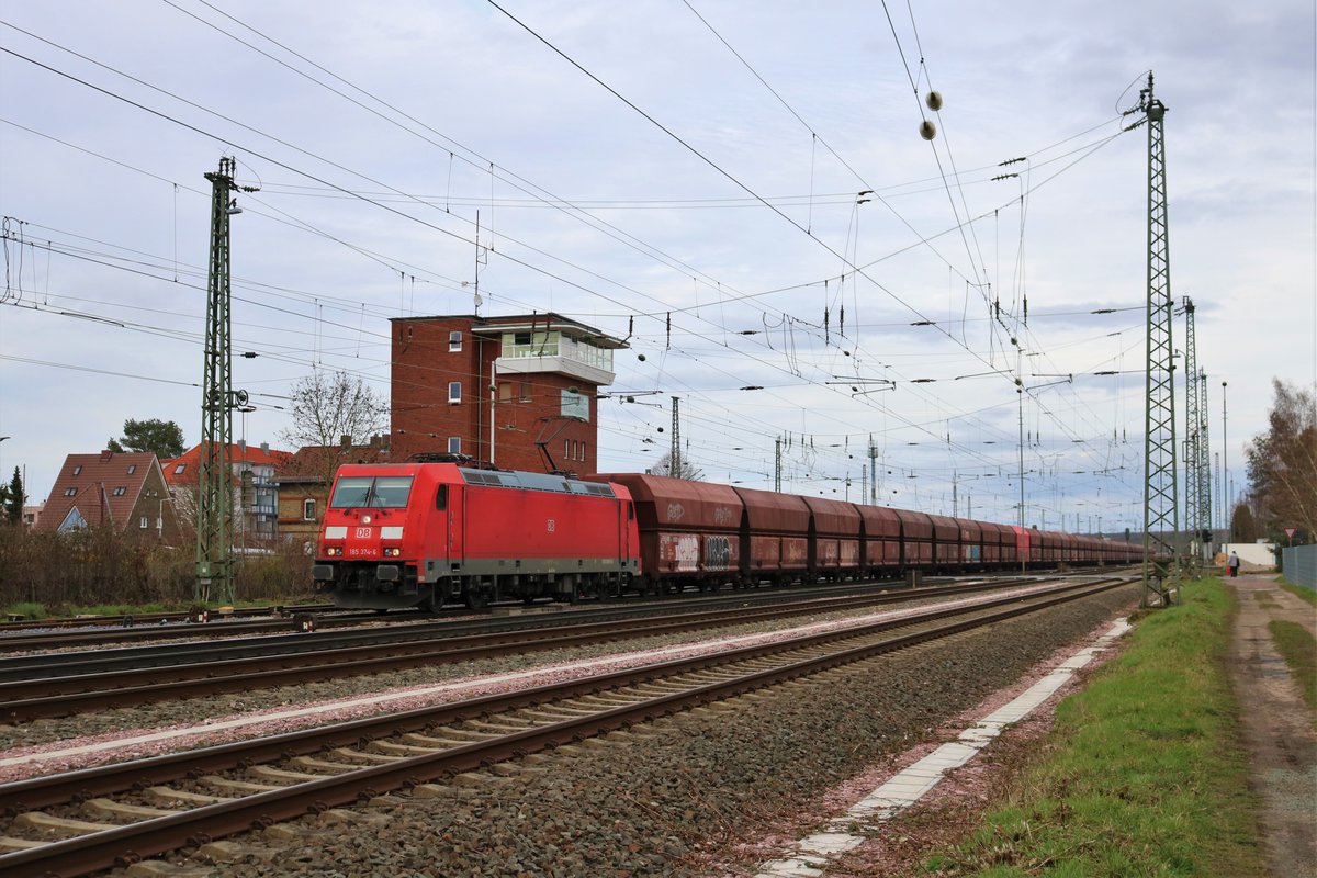 DB Cargo Bombardier Traxx 185 374-6 mit Kohlezug in Darmstadt Kranichstein am 08.03.20