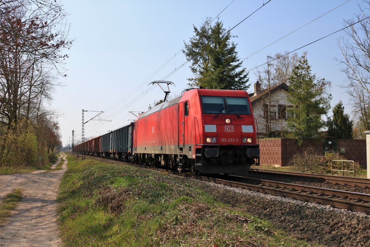 DB Cargo Bombardier Traxx 185 253-2 am 28.03.20 in Babenhausen 