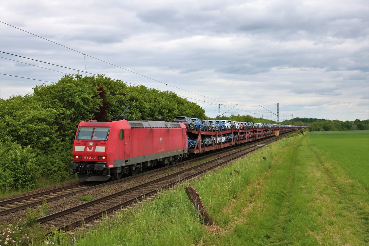 DB Cargo Bombardier Traxx 185 050-2 in Nieder Mörlen (Wetterau) am 24.05.20 