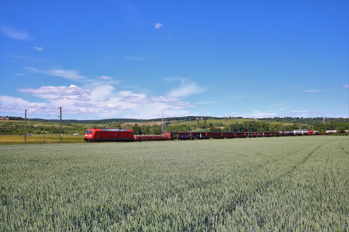 DB Cargo Bombardier Traxx 185 xxx mit einen gemischten Güterzug  am 30.05.20 in Niederwalluf