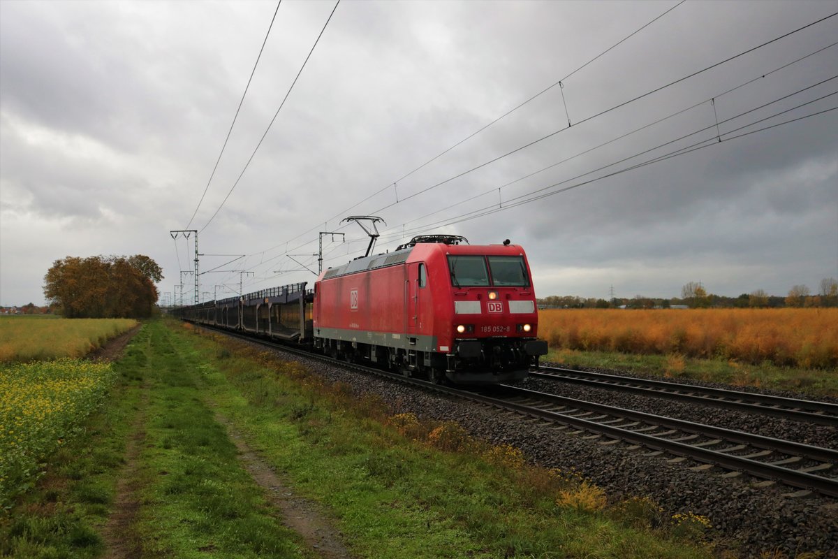 DB Cargo Bombardier Traxx 185 052-8 mit leeren Autotransportwagen in Klein Gerau am 29.10.20