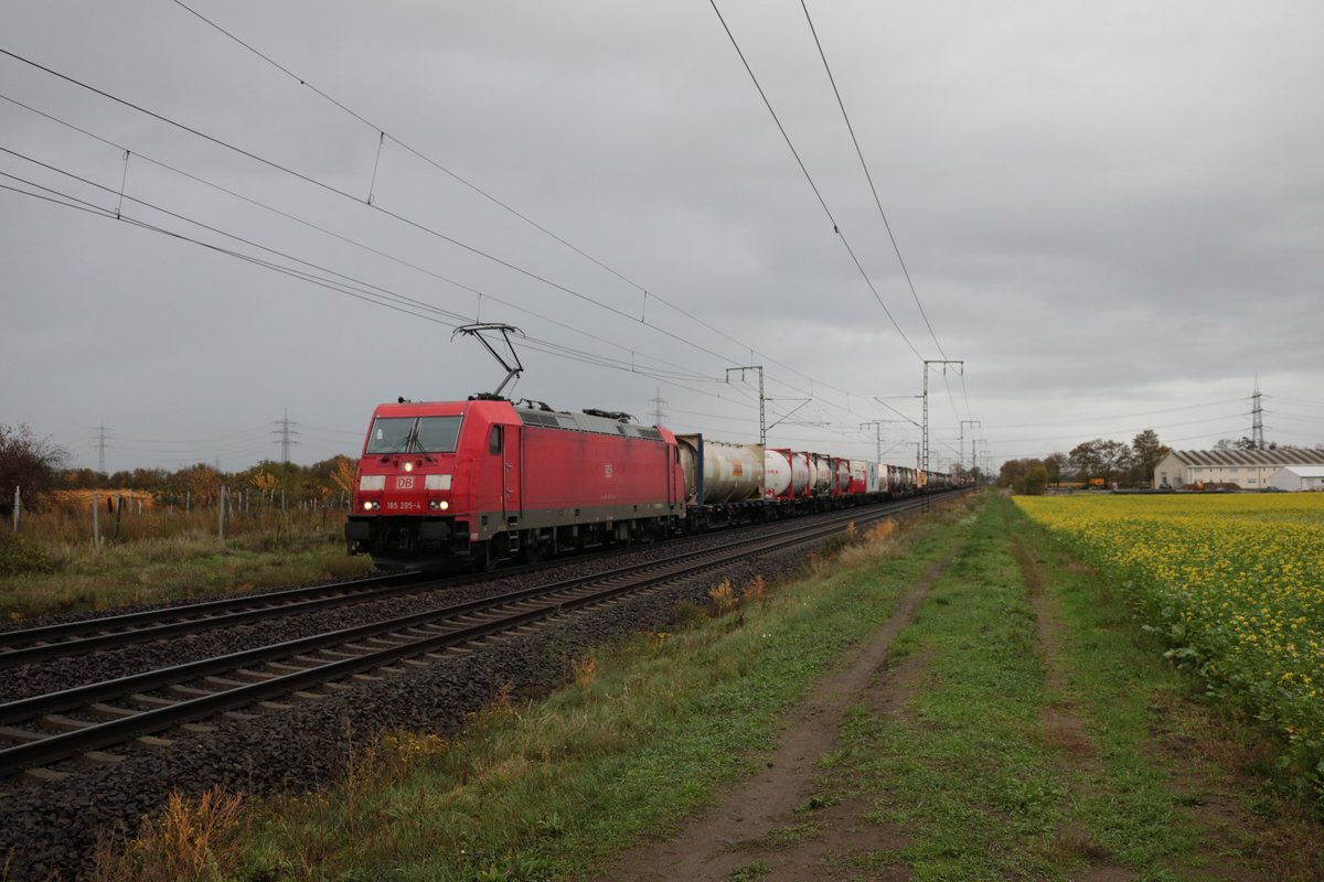 DB Cargo Bombardier Traxx 185 285-4 mit Containerzug in Klein Gerau am 29.10.20