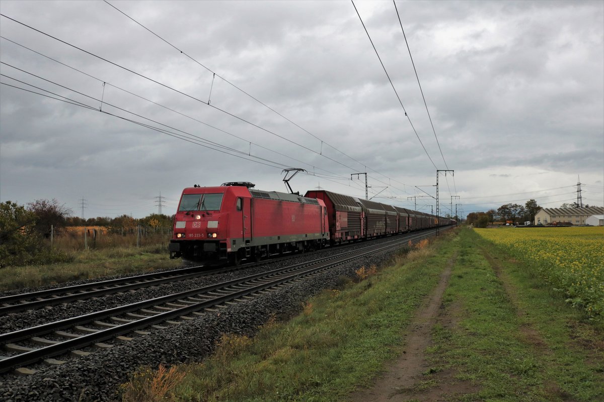 DB Cargo Bombardier Traxx 185 223-5 mit gemischten Güterzug in Klein Gerau am 29.10.20