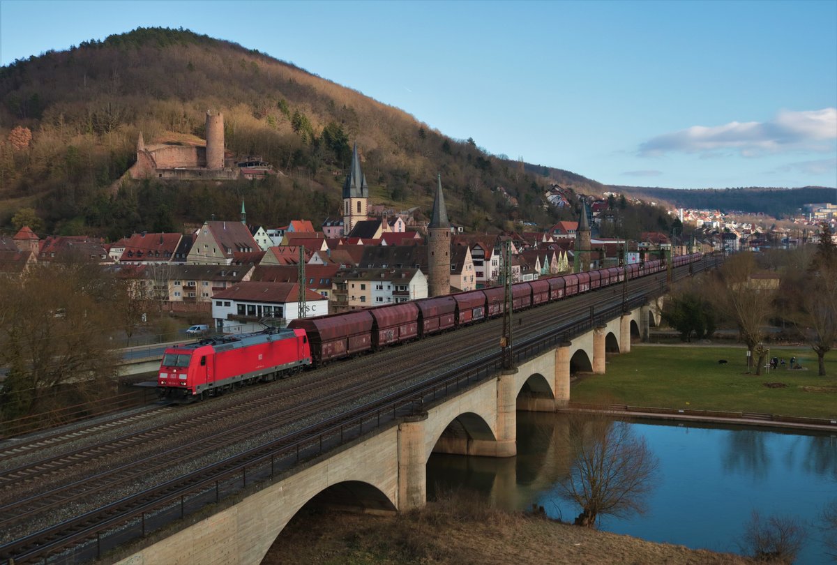 DB Cargo Bombardier Traxx 185 314-2 mit Erzwagen in Gemünden am Main am 27.02.21