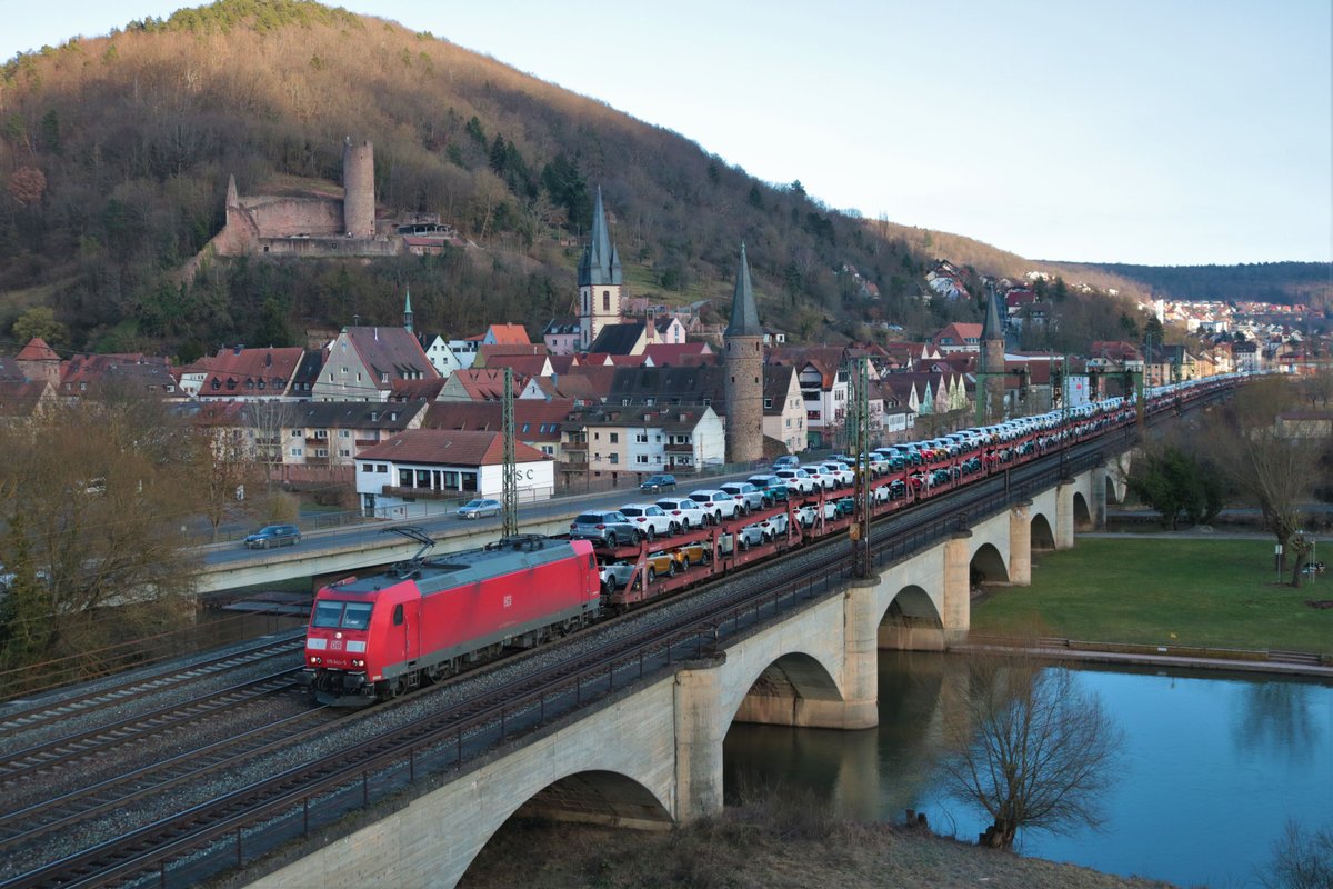 DB Cargo Bombardier Traxx 185 044-5 mit Autotransportwagen in Gemünden am Main am 27.02.21