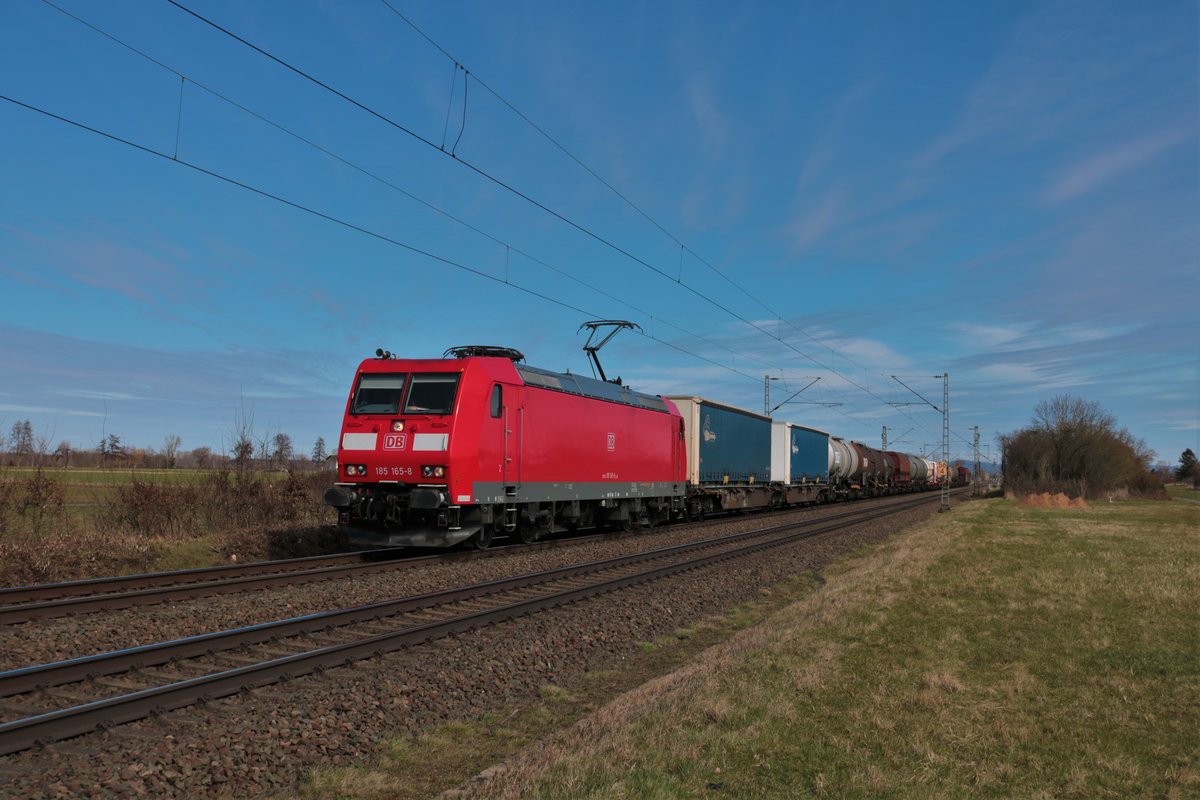 DB Cargo Bombardier Traxx 185 165-8 mit Güterzug in Altheim bei Dieburg am 20.03.21