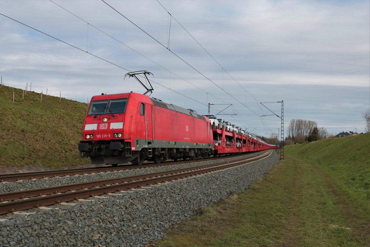 DB Cargo Bombardier Traxx 185 235-9 mit neuen Autotransportwagen in Hanau Rauschwald am 20.03.21