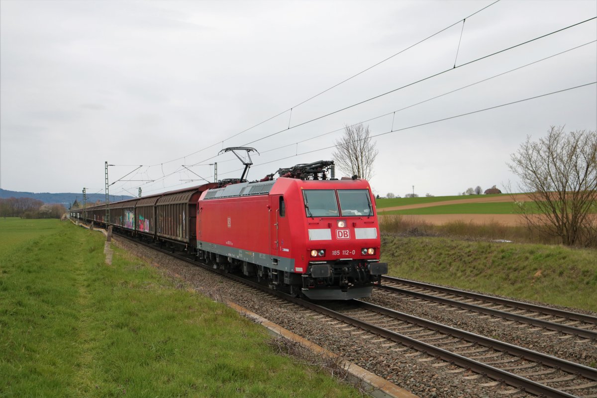 DB Cargo Bombardier Traxx 185 112-0 mit Schiebewandwagen in Nieder Mörlen am 17.04.21