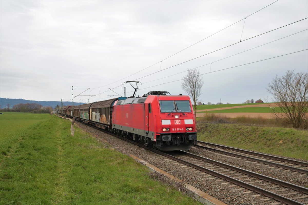 DB Cargo Bombardier Traxx 185 269-8 mit Schiebewandwagen in Nieder Mörlen am 17.04.21