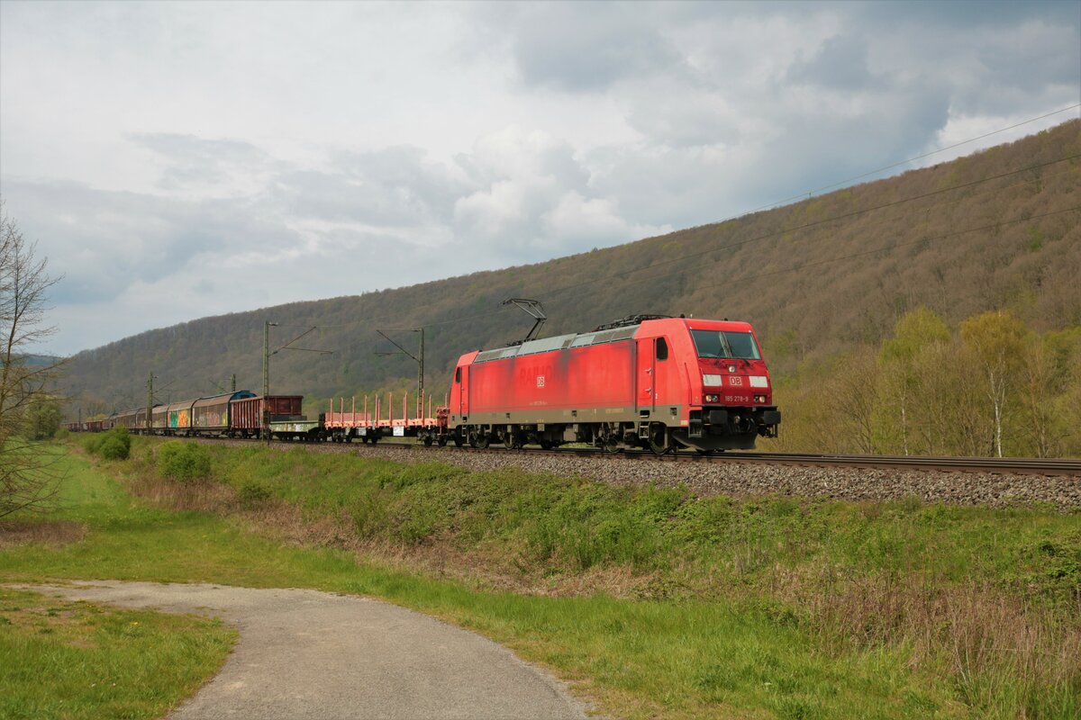 DB Cargo Bombardier Traxx 185 278-9 mit einen Mischer am 01.05.21 bei Wernfeld 