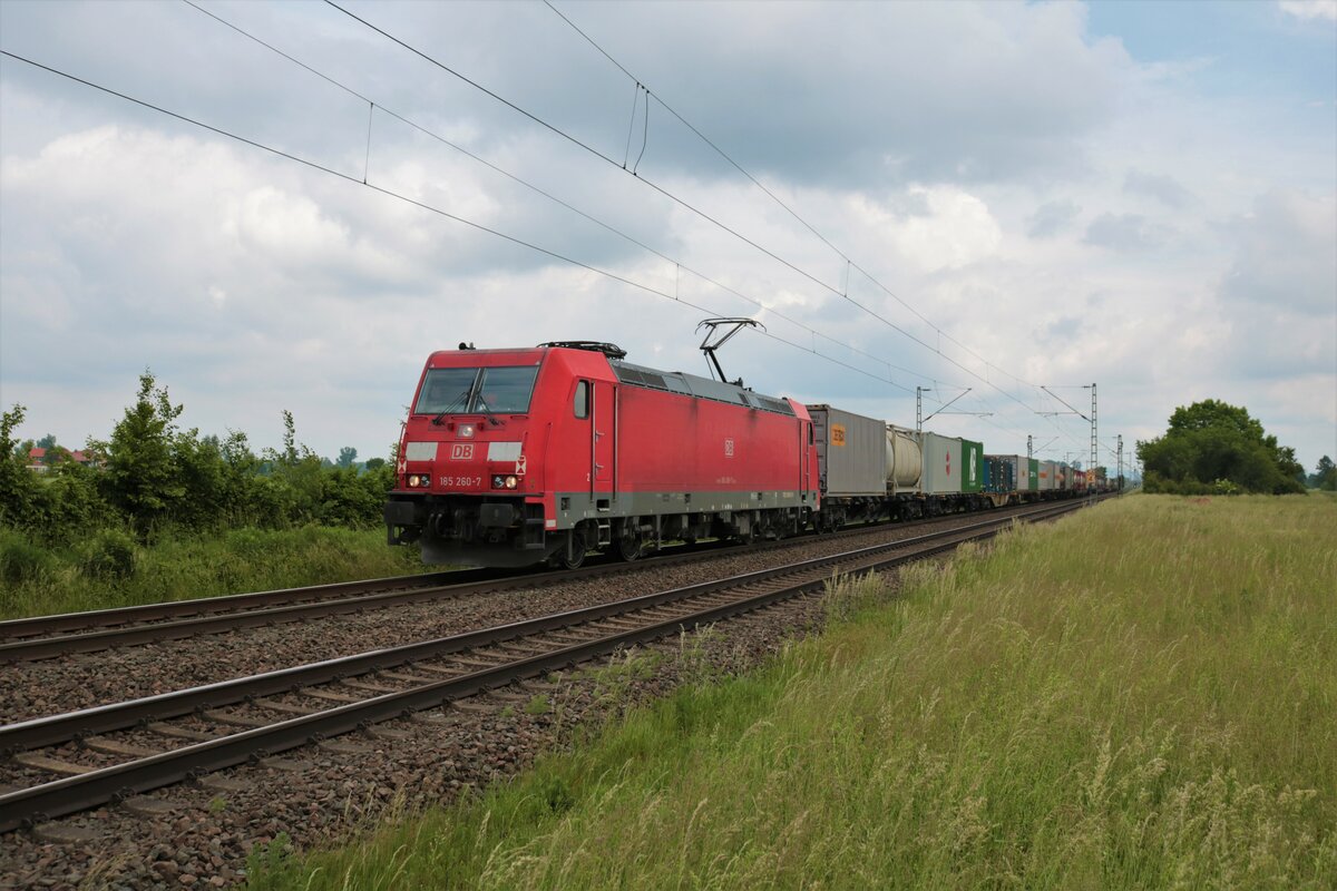 DB Cargo Bombardier Traxx 185 260- mit Mischer in Altheim bei Dieburg am 05.06.21