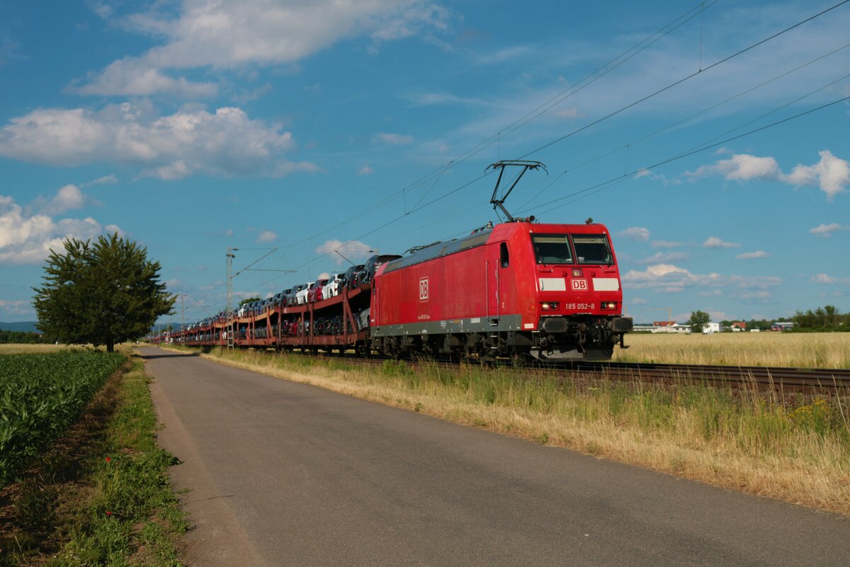 DB Cargo Bombardier Traxx 185 052-8 in Babenhausen mit Autotransportwagen am 21.06.21