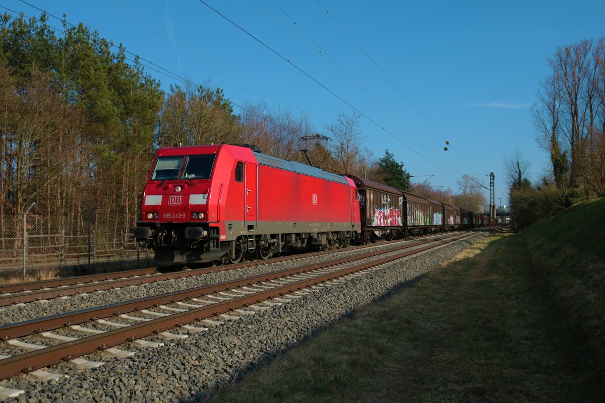 DB Cargo Bombardier Traxx 185 243-3 mit Schiebewandwagen am 13.03.22 in Hanau Rasuchwald