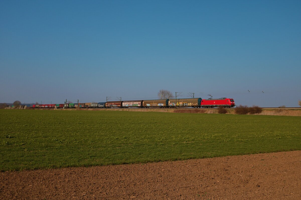 DB Cargo Bombardier Traxx 185 xxx bei Nieder-Mörlen am 24.03.22