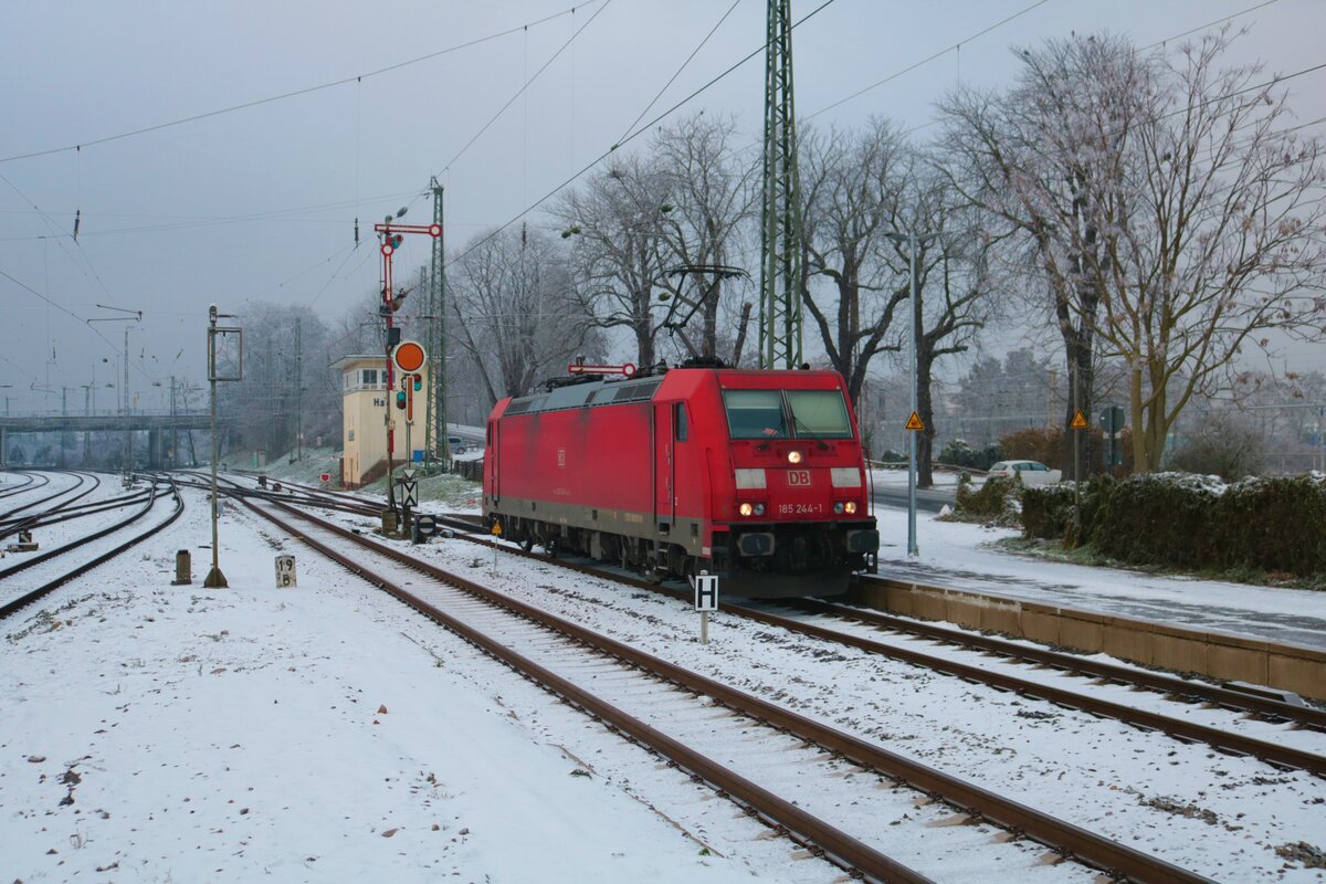 DB Cargo Bombardier Traxx 185 244-1 am 17.12.22 in Hanau Hbf Südseite vom Bahnsteigende aus fotografiert