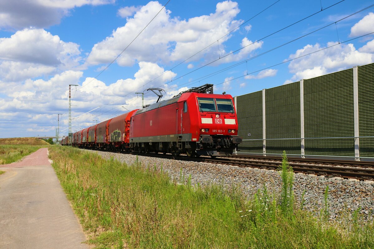 DB Cargo Bombardier Traxx 185 102-1 mit Stahlzug in Auggen (Baden Württemberg)