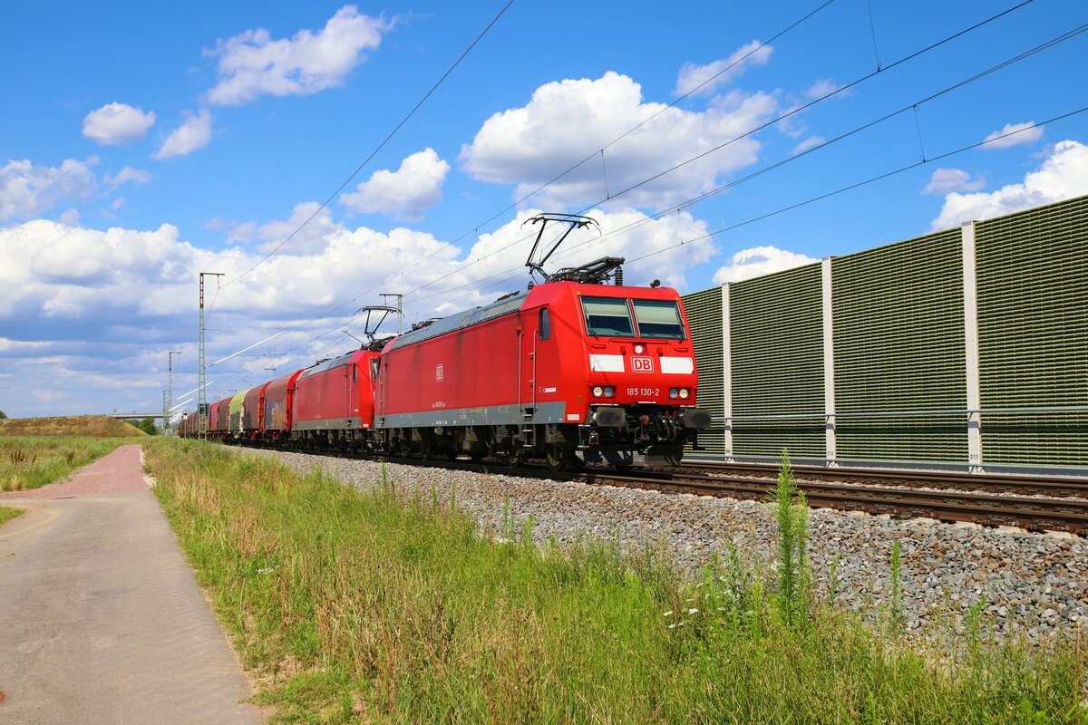 DB Cargo Bombardier Traxx 185 130-2 mit Stahlzug in Auggen (Baden Württemberg) am 13.07.23