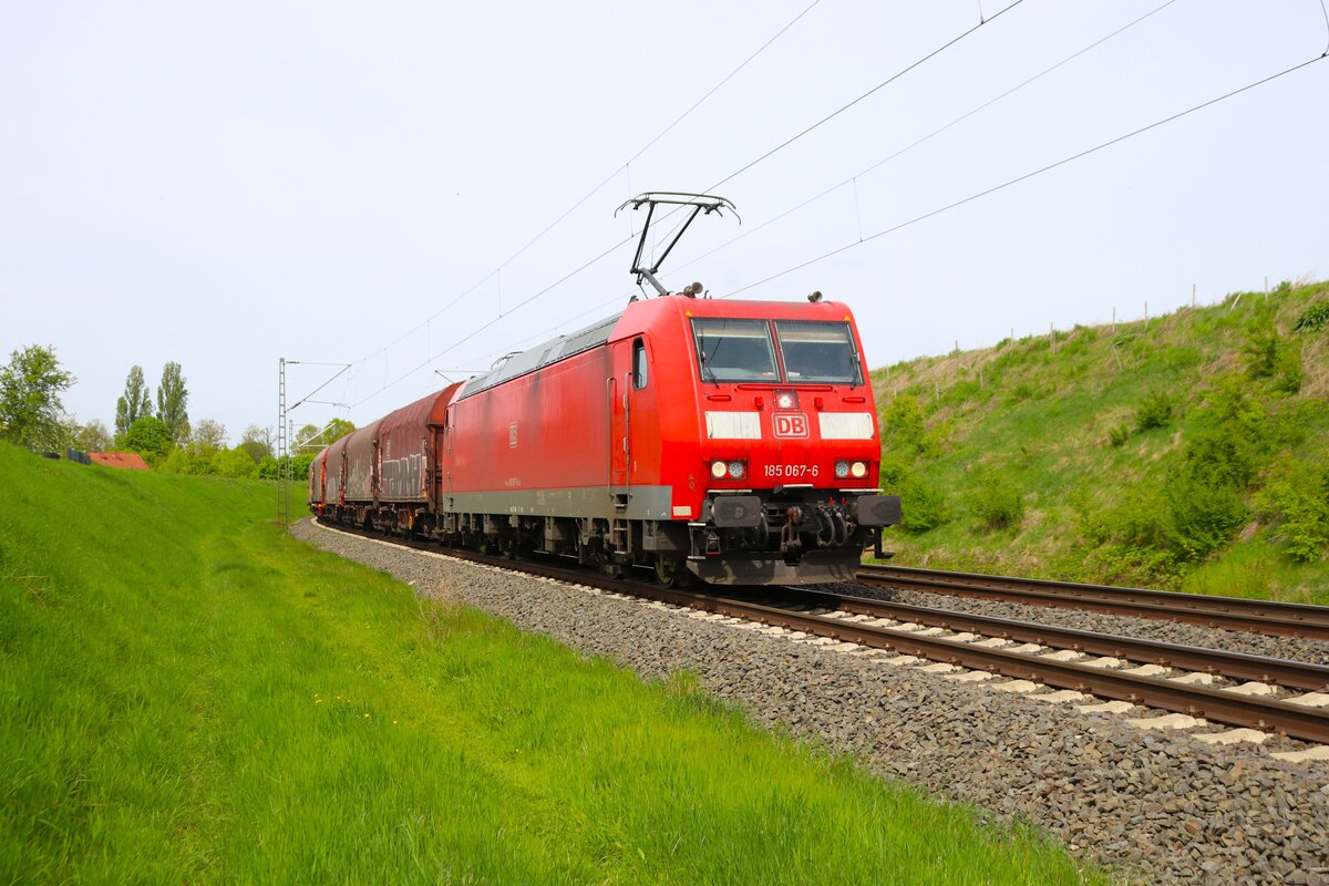 DB Cargo Bombardier Traxx 185 067-6 mit Mischer in Hanau Rauschwald am 13.04.24 