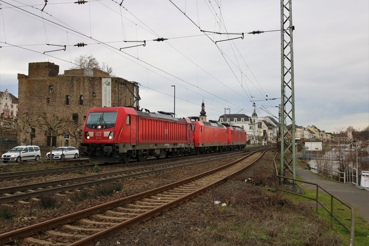 DB Cargo Bombardier Traxx 187 150-8 mit 145 097-0 und 185 xxx in Rüdesheim am Rhein am 22.02.20