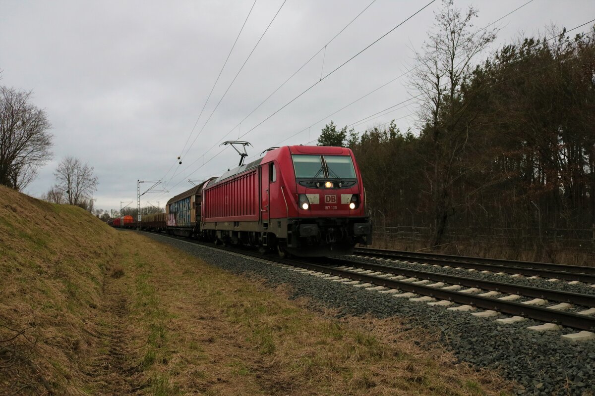 DB Cargo Bombardier Traxx 187 169-1 mit einen Mischer in Hanau Rauschwald am 29.01.22