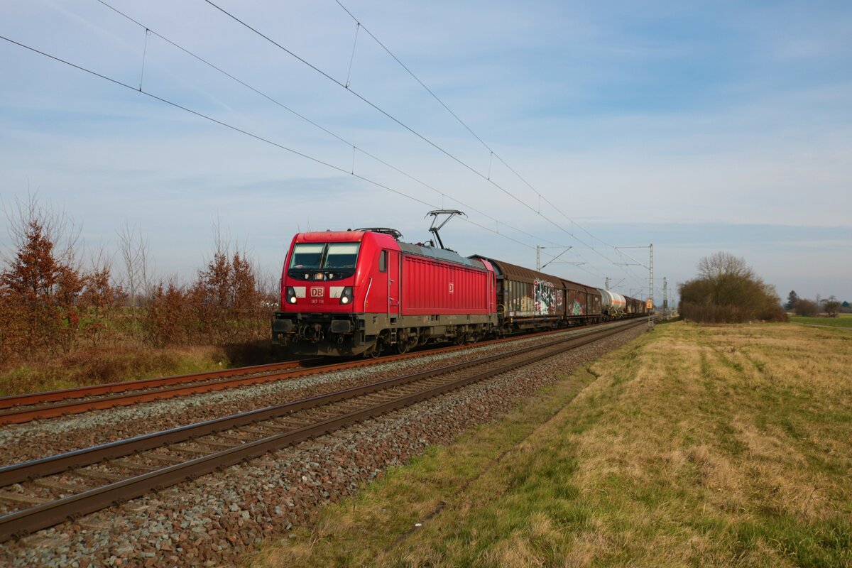DB Cargo Bombardier Traxx 187 118-5 mit einen Mischer in Altheim bei Dieburg (Hessen) am 22.02.23