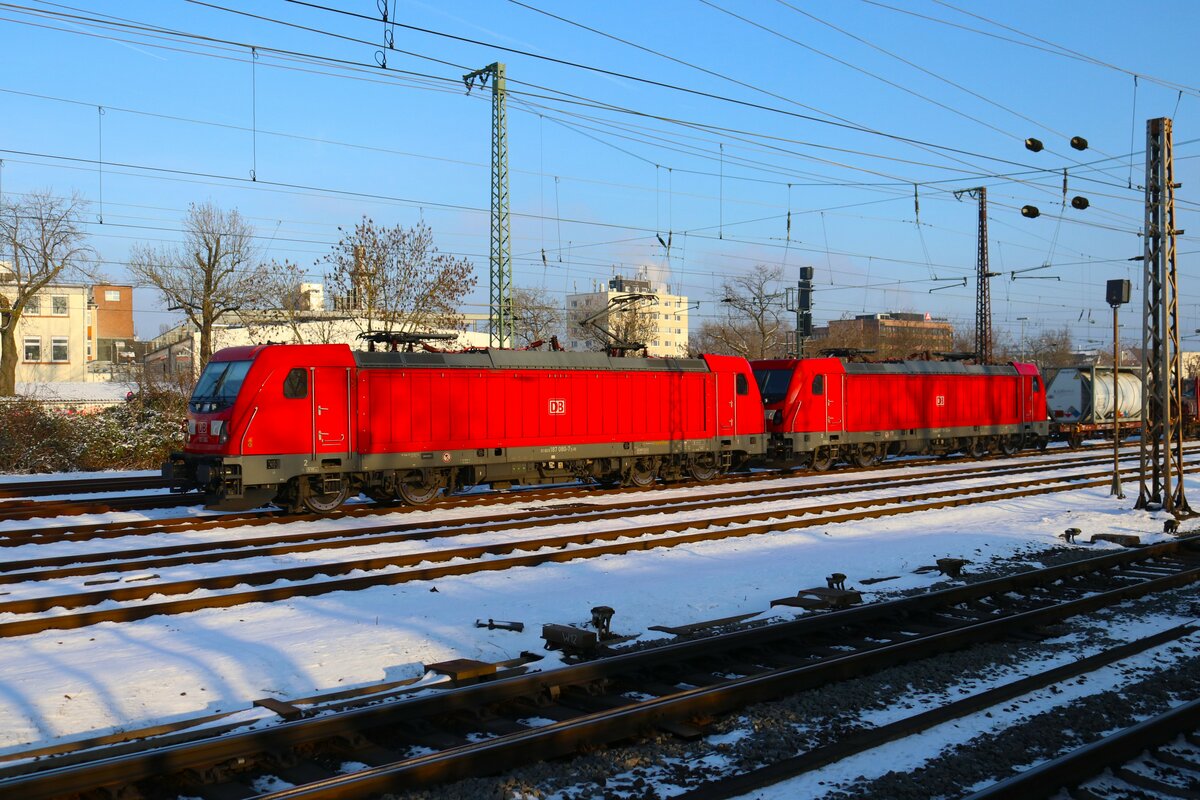 DB Cargo Bombardier Traxx 187 080-7 und 187 191-2 (kalt) und Güterzug in Hanau Hbf am 20.01.24