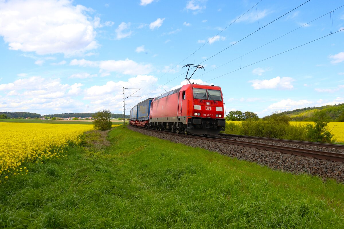 DB Cargo Bombardier Traxx185 252-4 mit LKW Walter KLV bei Nidderau am 27.04.24