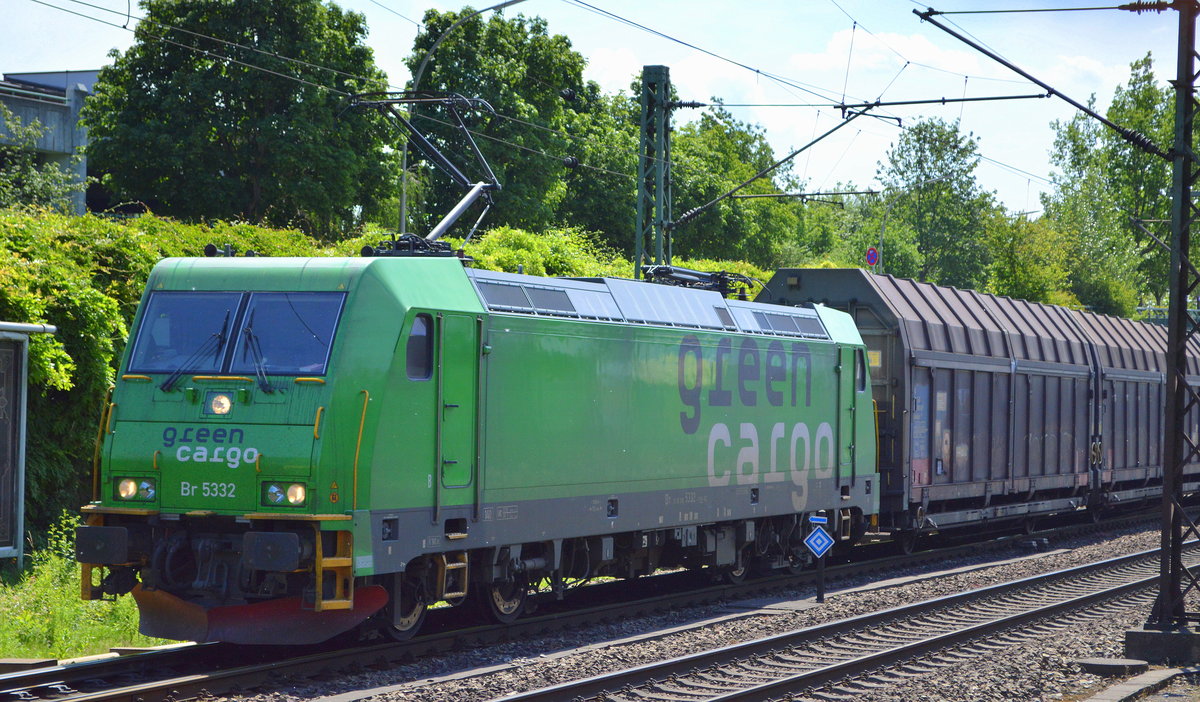DB Cargo Danmark Services A/S/Green Cargo mit der  Br 5332  [NVR-Nummer: 91 86 0185 332-1 DK-GC] und einem Ganzzug Schiebewandwagen ab Maschen nach Malmö am 03.06.20 Vorbeifahrt Bf. Hamburg-Harburg.