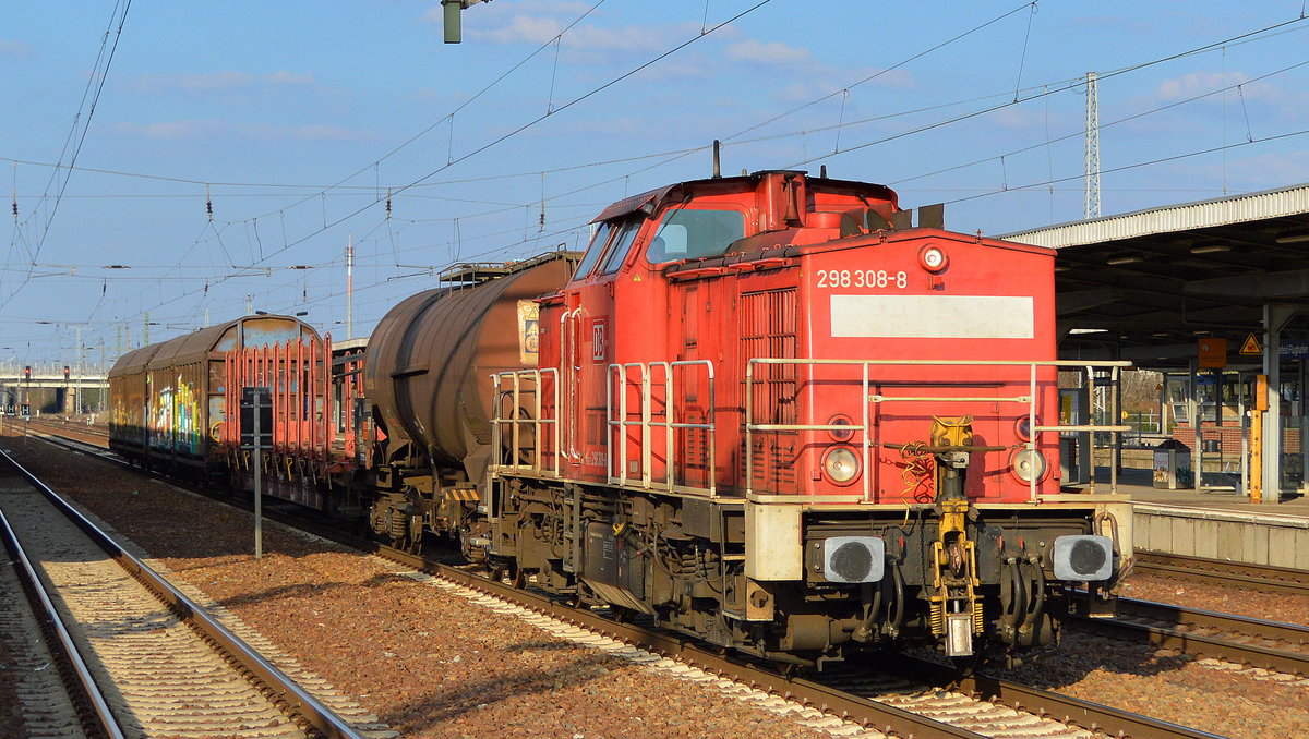 DB Cargo Deuschland AG mit  298 308-8  [NVR-Nummer: 98 80 3298 308-8 D-DB] mit einigen Güterwagen bei der Übergabefahrt nach Seddin am 04.04.19 Bf. Flughafen Berlin-Schönefeld. 