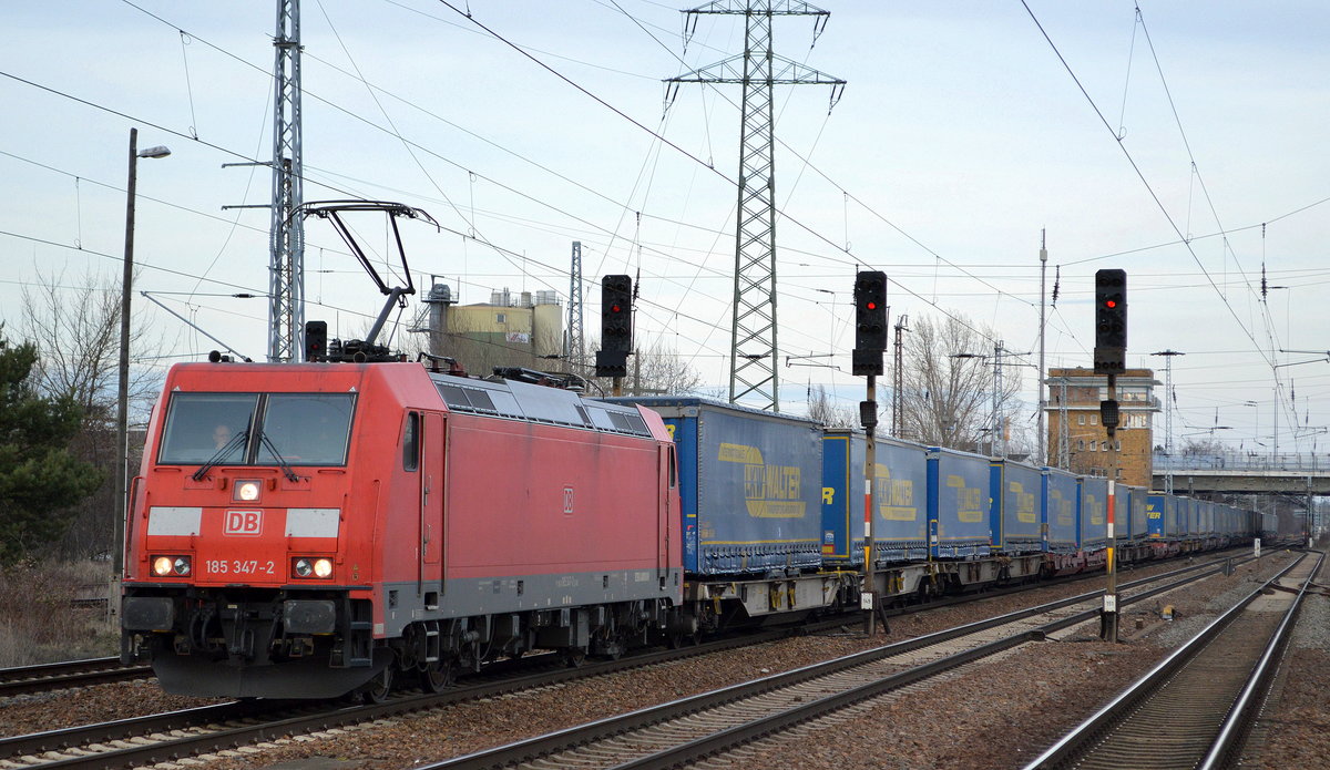  DB Cargo Deutschland AG mit  185 347-2  [NVR-Nummer: 91 80 6185 347-2 D-DB] und KLV-Zug (LKW-Walter Trailer) am 06.03.19 Bf. Flughafen Berlin-Schönefeld