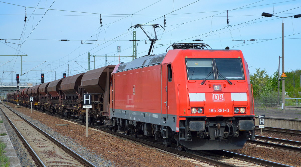  DB Cargo Deutschland AG mit  185 391-0  [NVR-Number: 91 80 6185 391-0 D-DB] und einem Ganzzug Schüttgutwagen (Schotterzug) am 30.04.19 Bf. Flughafen Berlin-Schönefeld.