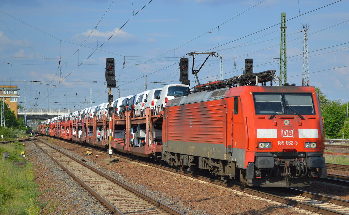  DB Cargo Deutschland AG mit  189 062-3  [NVR-Nummer: 91 80 6189 062-3 D-DB] und PKW-Transportzug (VW Nutzfahrzeuge aus polnischer Produktion) am 21.05.19 Bf. Flughafen Berlin-Schönefeld.