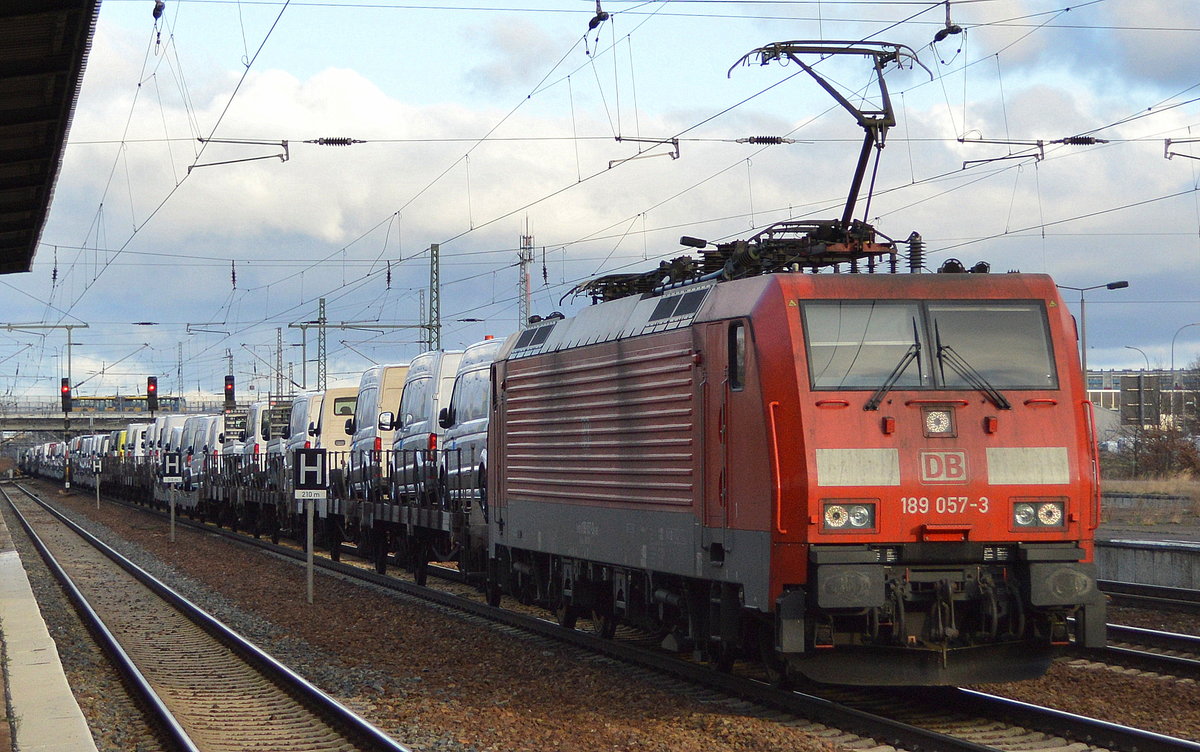 DB Cargo Deutschland AG   189 057-3  [NVR-Number: 91 80 6189 057-3 D-DB] und einem Fahrzeugtransport-Zug mit fabrikneuen VW Nutzfahrzeugen aus polnischer Produktion am 10.01.19 Bf. Flughafen Berlin-Schönefeld.