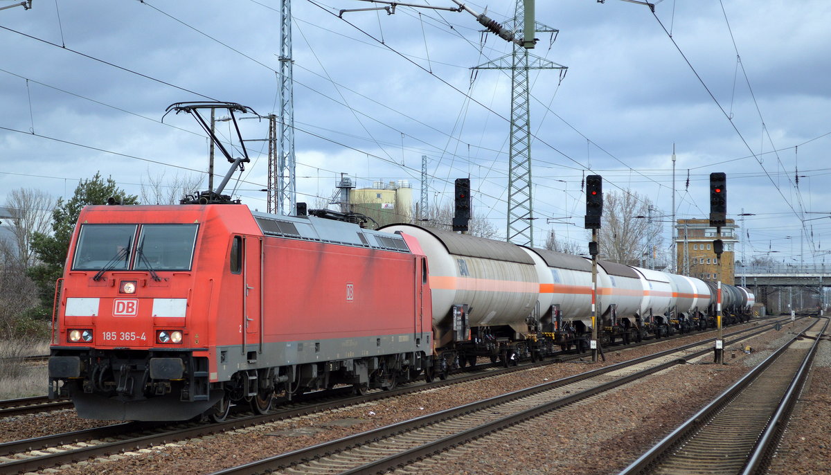 DB Cargo Deutschland AG [D]  185 365-4  [NVR-Number: 91 80 6185 365-4 D-DB] mit gemischtem Kesselwagenzug am 15.09.19 Bf. Flughafen Berlin-Schönefeld.