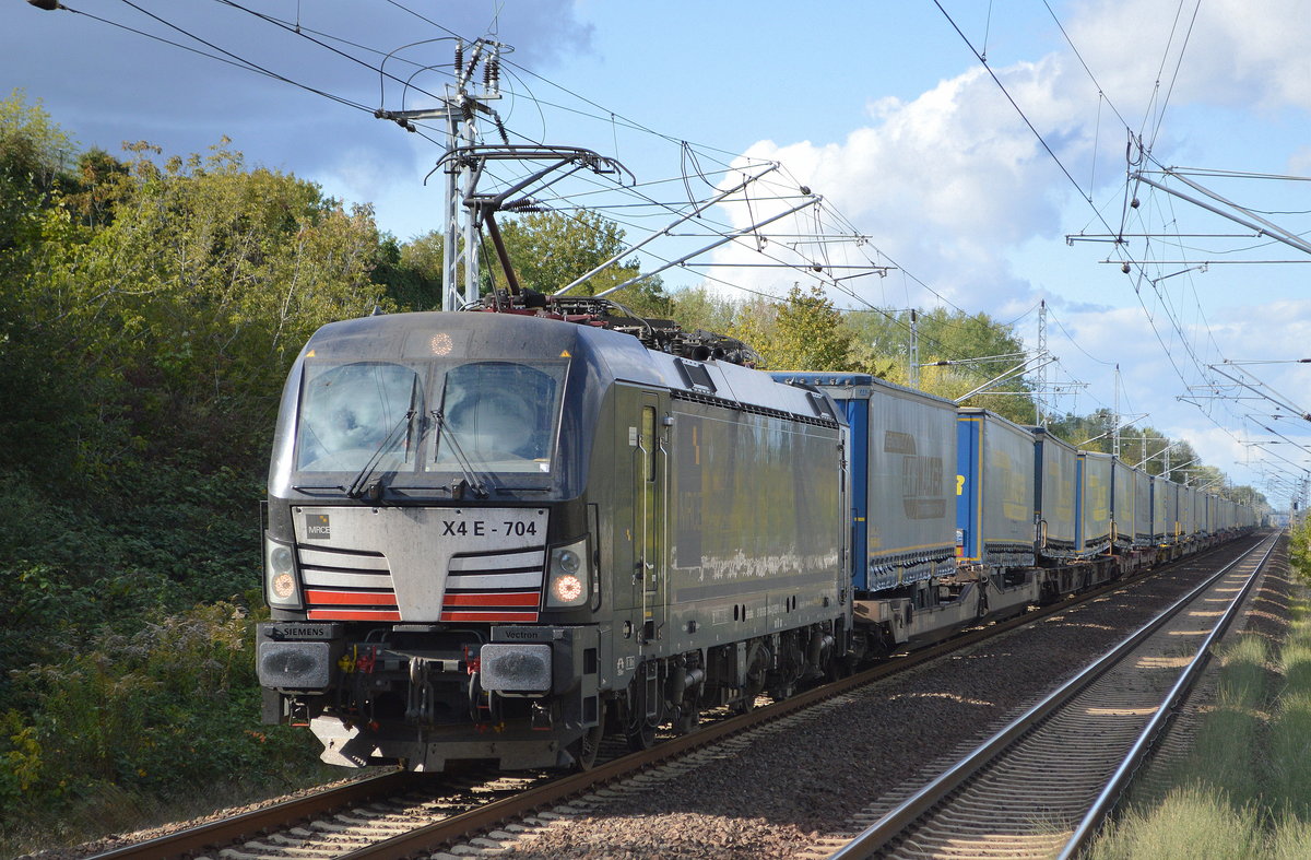 DB Cargo Deutschland AG [D] mit der MRCE Leasinglok  X4 E - 704  [NVR-Nummer: 91 80 6193 704-4 D-DISPO] und Taschenwagenzug (LKW Walter Trailer) ab Rostock Durchfahrt Bahnhof Berlin Hohenschönhausen, 02.10.19 