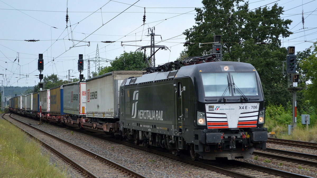 DB Cargo Deutschland AG [D]/ Mercitalia Rail S.r.l., Roma [I] mit der MRCE Vectron  X4 E - 706  [NVR-Nummer: 91 80 6193 706-9 D-DISPO] und Taschenwagenzug Richtung Rostock am 13.08.20 Bf. Saarmund.