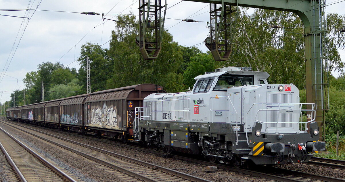 DB Cargo Deutschland AG, Mainz mit der angemieteten northrail vossloh DE 18 (NVR:  92 80 4185 044-9 D-NRAIL ) und einigen Schiebewandwagen am 29.08.22 Vorbeifahrt Bahnhof Dedensen-Gümmer.