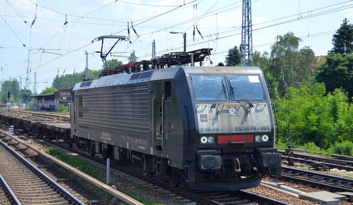 DB Cargo Deutschland AG mit der polnischen MRCE Dispo  ES 64 F4-455  [NVR-Number: 91 51 5170 029-0 PL-DISPO) und einem Leerzug Containerwagen am 28.05.18 Berlin-Köpenick.