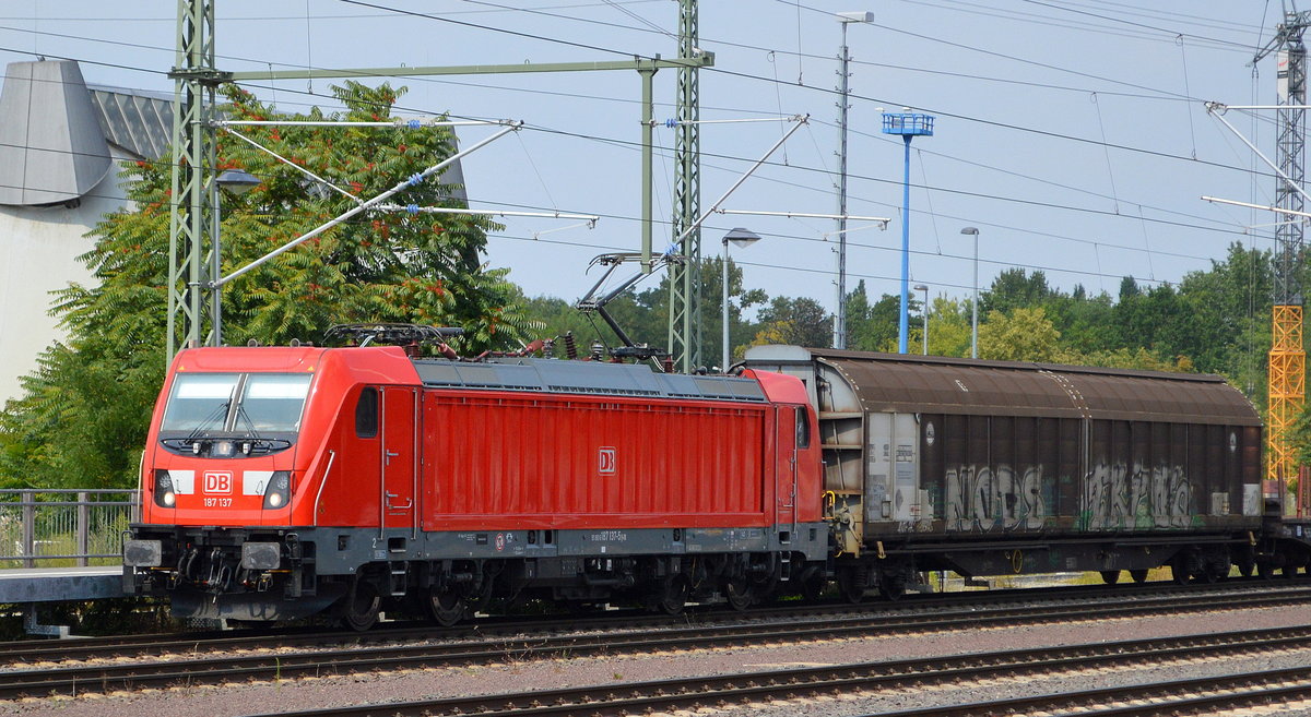 DB Cargo Deutschland AG mit  187 137  [NVR-Number: 91 80 6187 137-5 D-DB] und gemischtem Güterzug am 20.07.18 Durchfahrt Magdeburg Hbf.