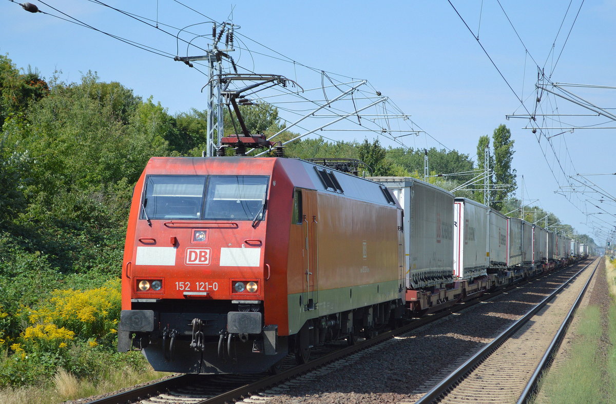 DB Cargo Deutschland AG mit  152 121-0  [NVR-Number: 91 80 6152 121-0 D-DB] und KLV-Zug am 08.08.18 Bf. Berlin-Hohenschönhausen.