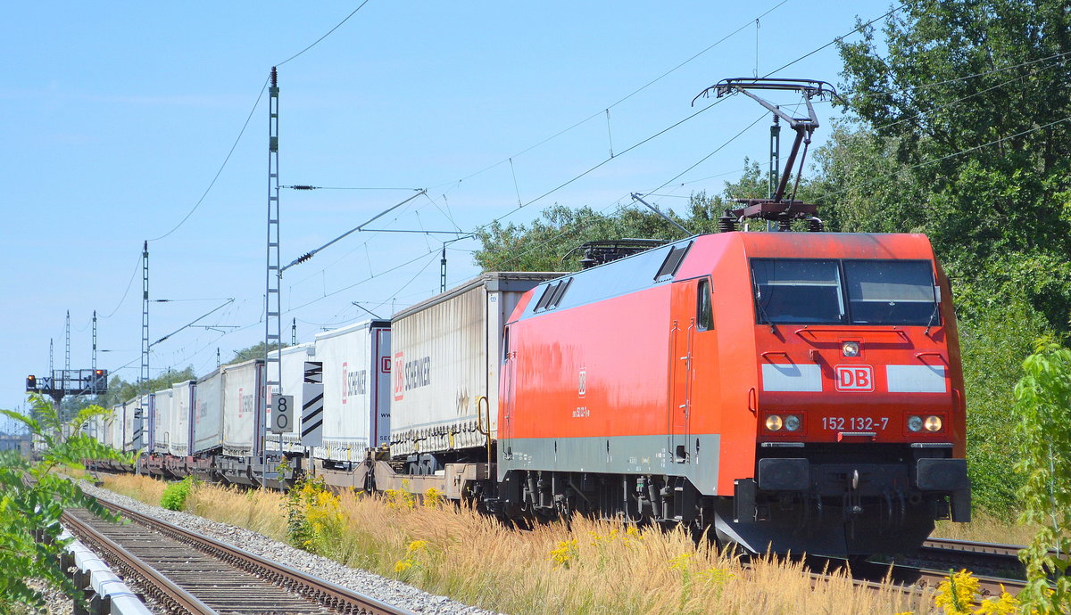 DB Cargo Deutschland AG mit  152 132-7  [NVR-Number: 91 80 6152 132-7 D-DB] und KLV-Zug am 12-08-18 Mönchmühle bei Berlin