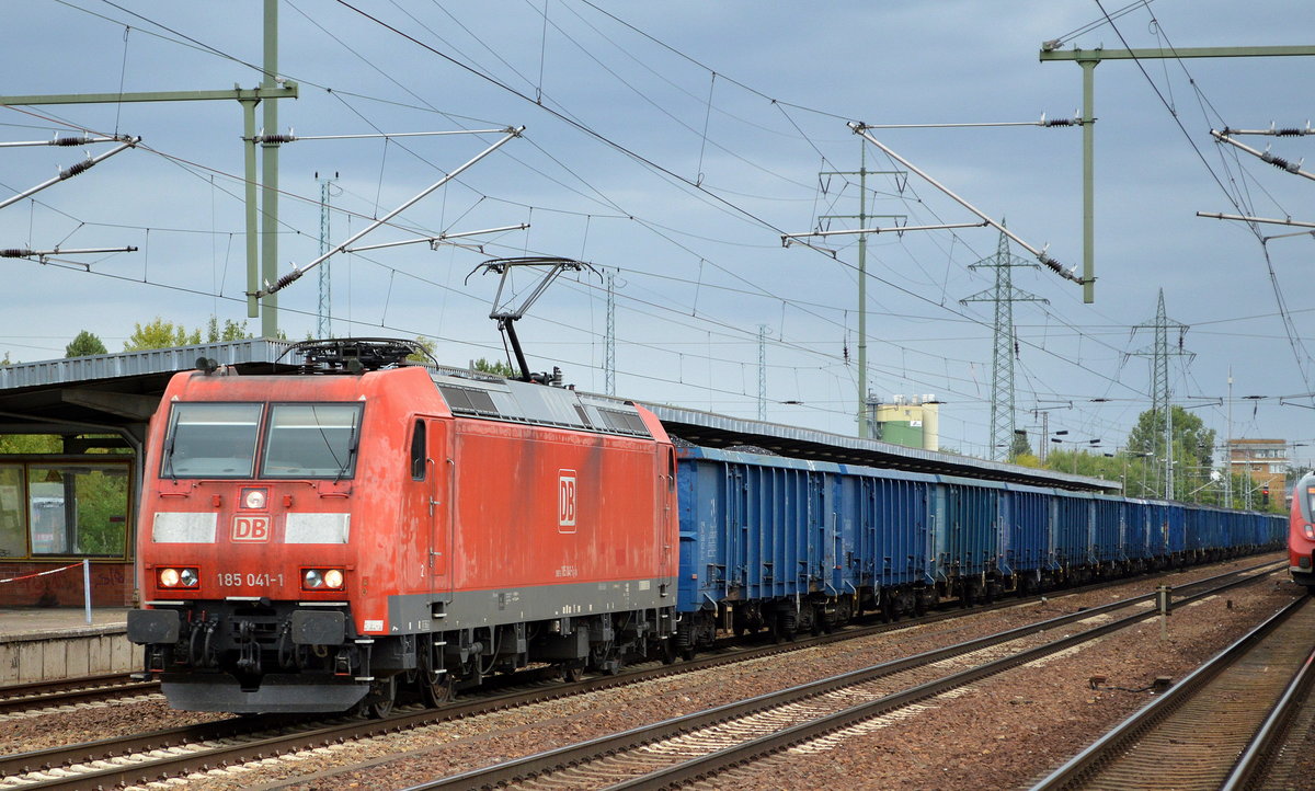 DB Cargo Deutschland AG mit  185 041-1  [NVR-Number: 91 80 6185 041-1 D-DB] und einem Kohlezug aus Polen mit offenen Drehgestell-Güterwagen der PKP Cargo am 20.08.18 Bf. Flughafen Berlin-Schönefeld.