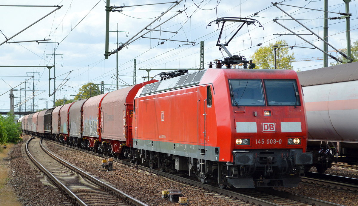 DB Cargo Deutschland AG mit  145 003-0  [NVR-Number: 91 80 6145 003-0 D-DB] und einem Coil-Transportzug am 28.08.18 Bf. Flughafen Berlin-Schönefeld. 