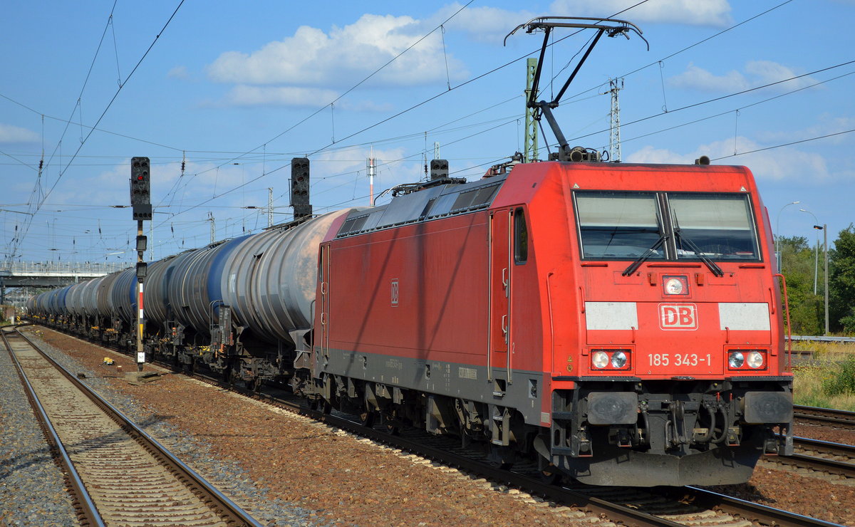 DB Cargo Deutschland AG mit  185 343-1  [NVR-Number: 91 80 6185 343-1 D-DB] und Kesselwagenzug am 04.09.18 Bf. Flughafen Berlin-Schönefeld.