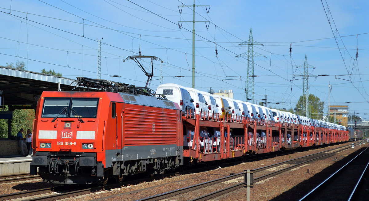 DB Cargo Deutschland AG mit  189 059-9  [NVR-Number: 91 80 6189 059-9 D-DB] und Nutzfahrzeug-Transportzug (fabrikneue VW Transportfahrzeuge aus polnischer Produktion) am 17.09.18 Bf. Flughafen Berlin-Schönefeld.