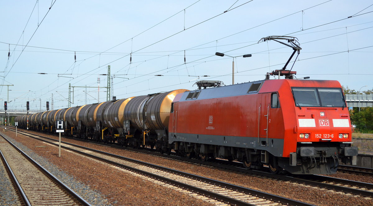 DB Cargo Deutschland AG mit  152 123-6  [NVR-Number: 91 80 6152 123-6 D-DB] und Kesselwagenzug am 17.09.18 Bf. Flughafen Berlin-Schönefeld.